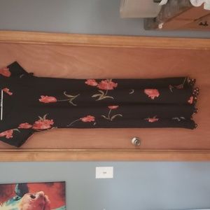 Maxi dress. Sleeveless with scoop neck.